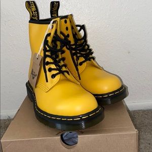 DR MARTENS MENS 7 WOMENS 8